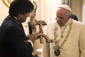 Evo Morales obsequia un crucifijo al papa Francisco